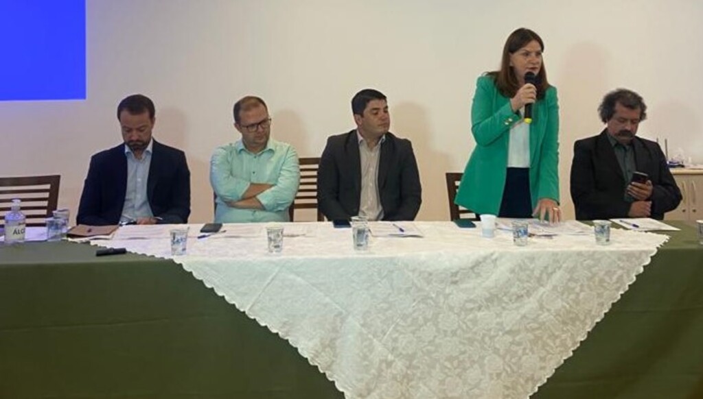 Carmen Zanotto participa da reunião dos prefeitos e relata situação da saúde estadual