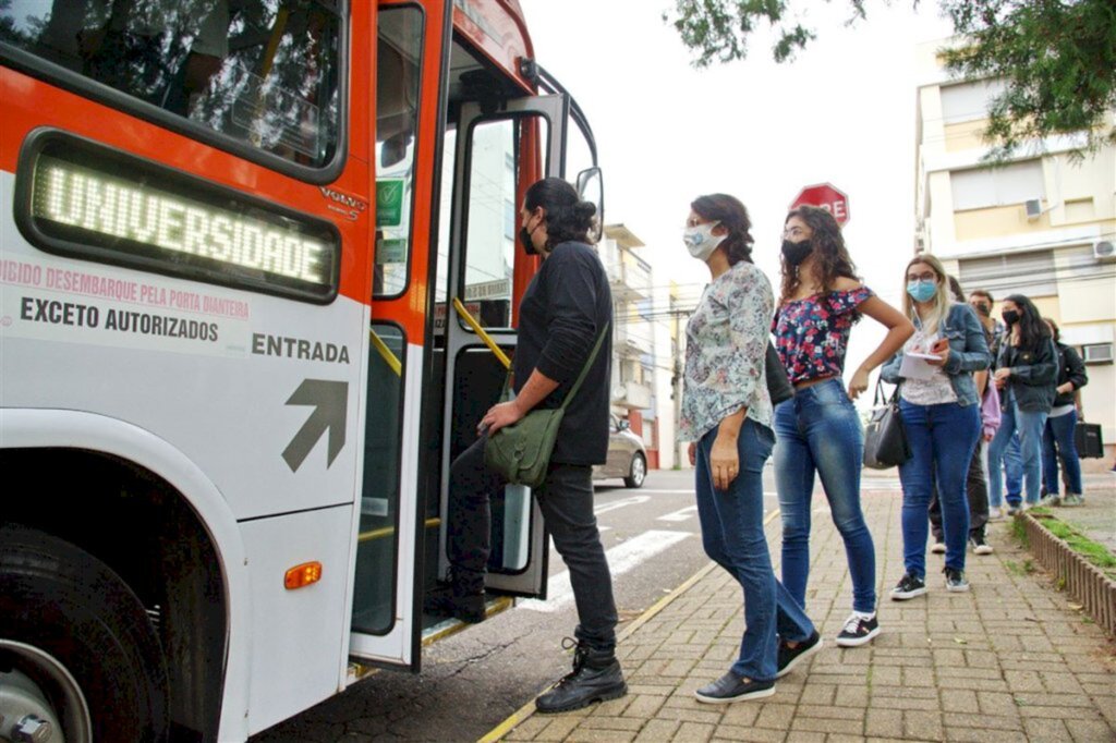título imagem Caras pintadas, trânsito intenso e ônibus lotados: como foi o retorno presencial da UFSM