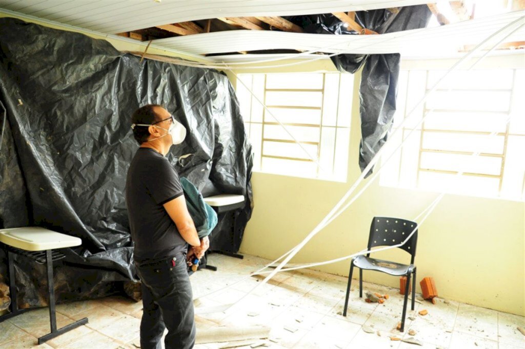 VÍDEO: escola João Hundertmark tem duas salas interditadas por conta dos estragos do temporal