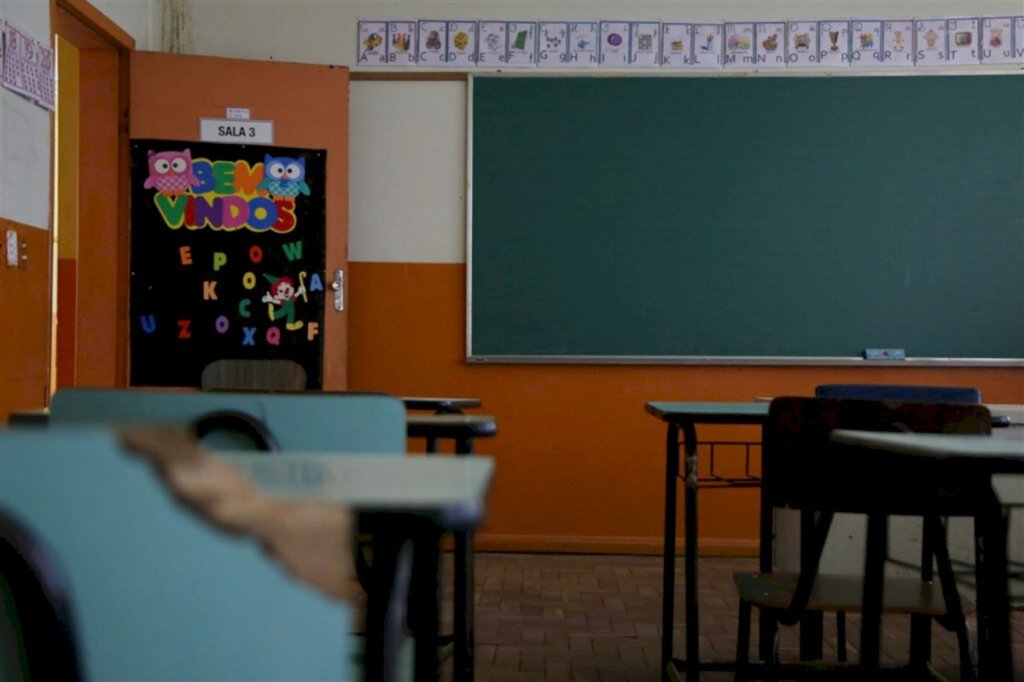 Governo estadual propõe retomada das aulas presenciais com revezamento de alunos
