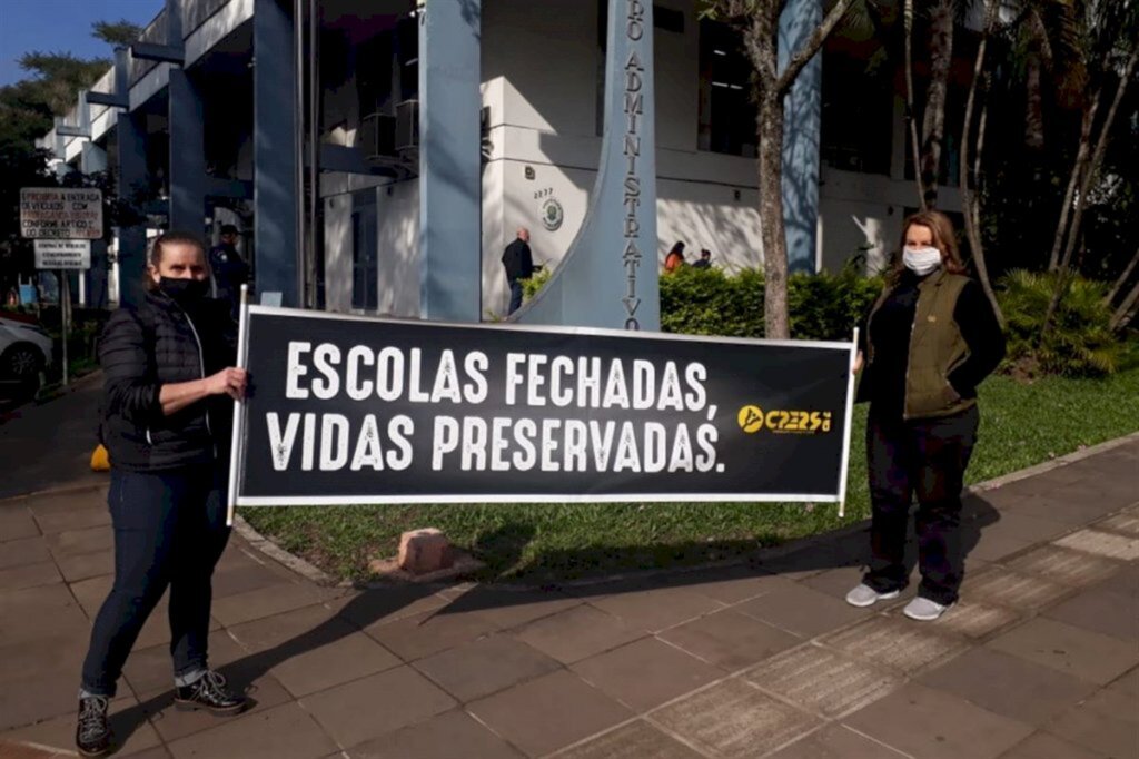 VÍDEO: Cpers e DCE da UFSM fazem manifestação contra retorno de aulas presenciais