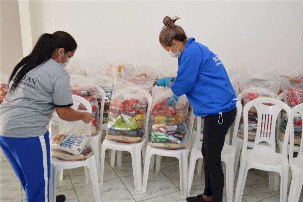 Kits de alimentos estocados em escolas serão distribuídos às famílias de estudantes