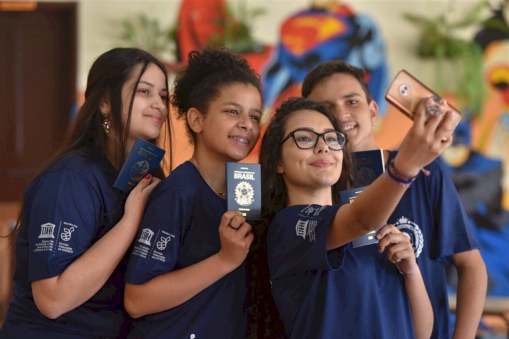 VÍDEO: alunos de escola municipal viajam a Portugal para apresentação de trabalho