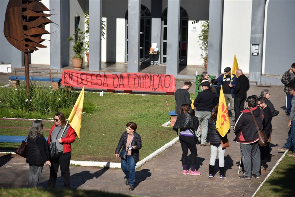 Professores estaduais protestam contra salários atrasados em Santa Maria