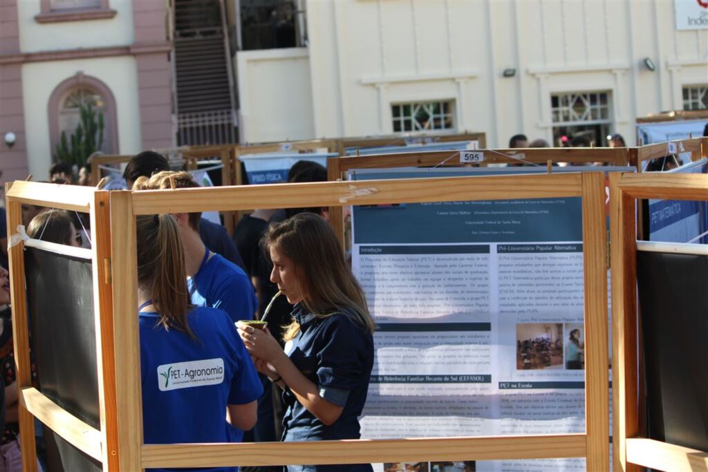 VÍDEO+FOTOS: em mateada na praça, estudantes da UFSM apresentam seus projetos à comunidade