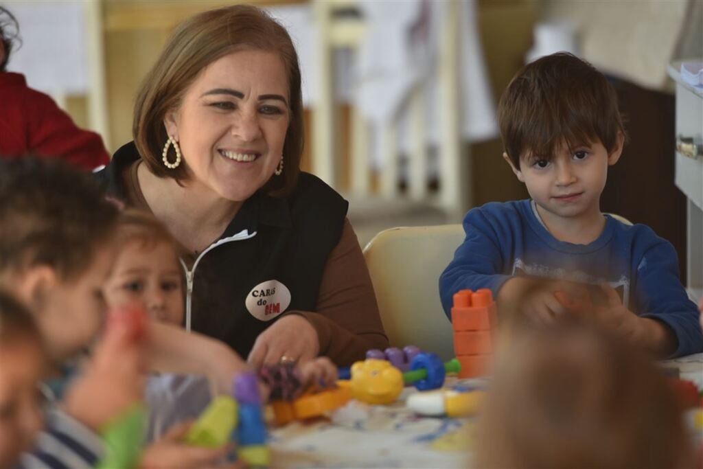 Foto: Gabriel Haesbaert - Para Sandra Freitas, a recompensa do voluntariado está na felicidade das crianças que frequentam o Cantinho do Bem