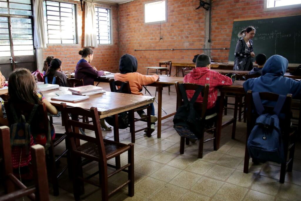 VÍDEO: sem sala, alunos de uma escola de Santa Maria estudam no centro comunitário