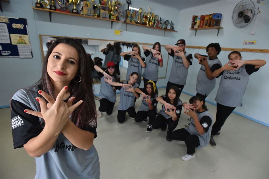 Santa-mariense dá aulas gratuitas de dança em escolas de Santa Maria