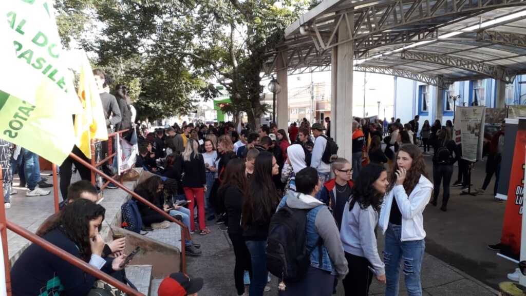 Protestos pela educação acontecem em São Vicente do Sul
