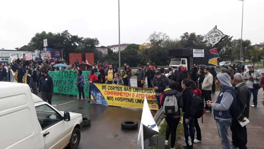 Comunidade universitária da UFSM protesta contra cortes na educação
