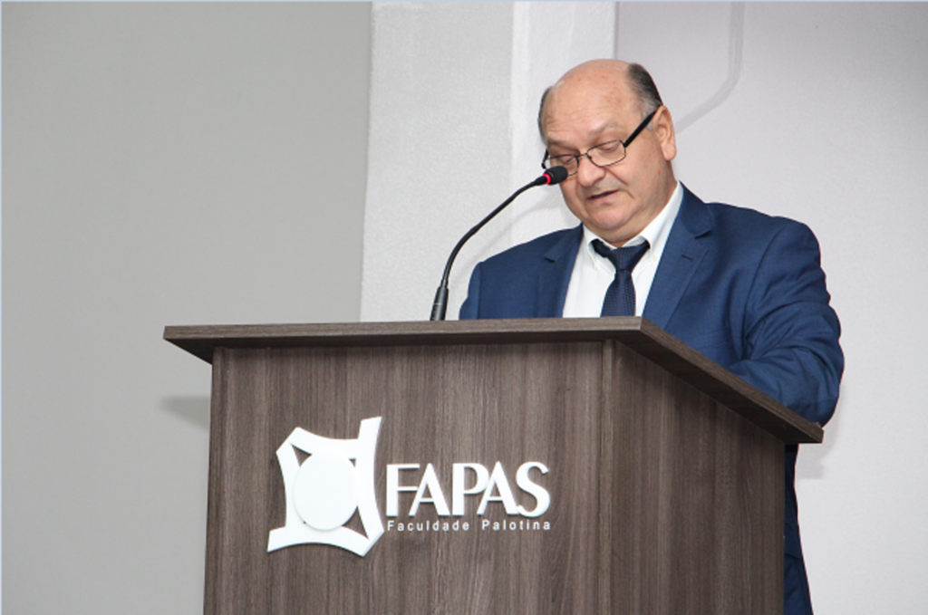 Foto: Arquivo Pessoal - Como diretor e professor, Padre Gilberto fala na aula inaugural da Fapas, em 2019