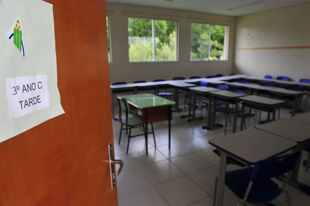Sem professores, alunos de escolas municipais estão sem aula há quase um mês