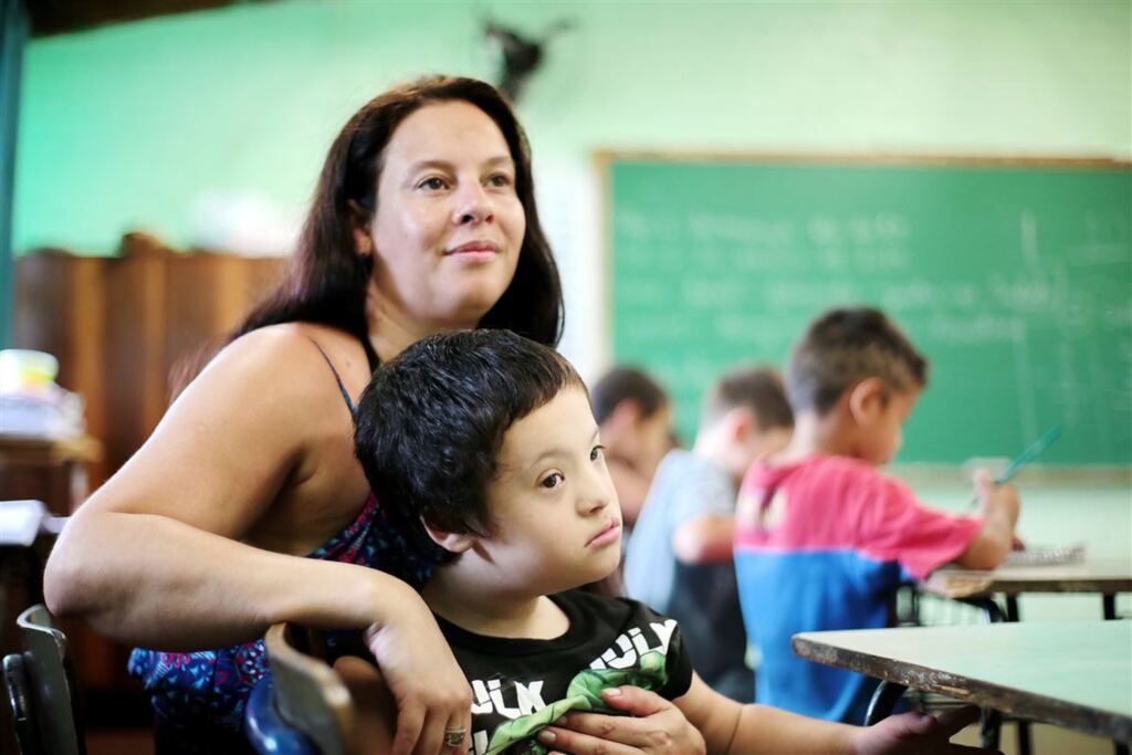 Fotos: Renan Mattos (Diário) - Na falta de um profissional específico, Raquel vai com o filho Pietro para a sala de aula