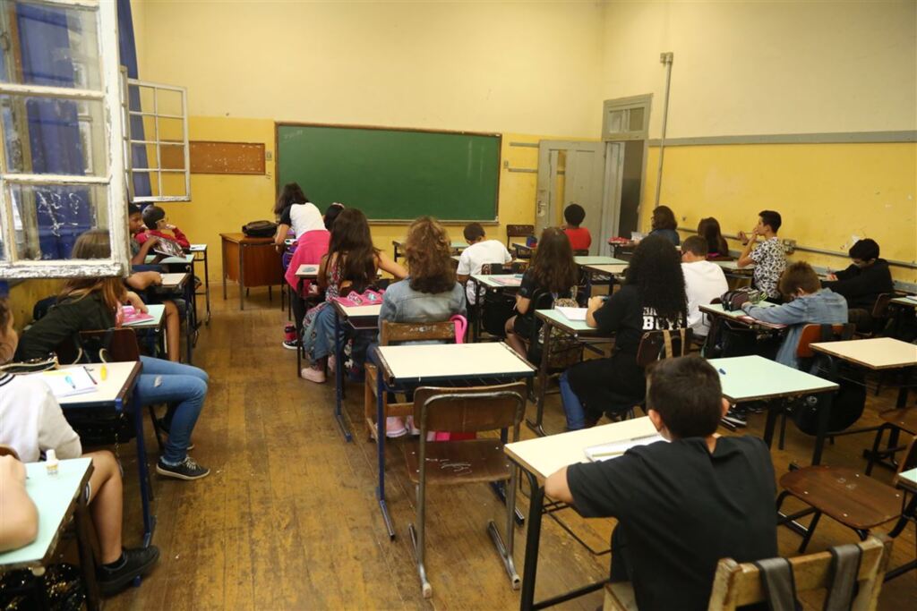 Foto: Pedro Piegas (Diário) - No Instituto de Educação Olavo Bilac, as salas de aula do 6º ano estão com mais estudantes por conta da união de turmas