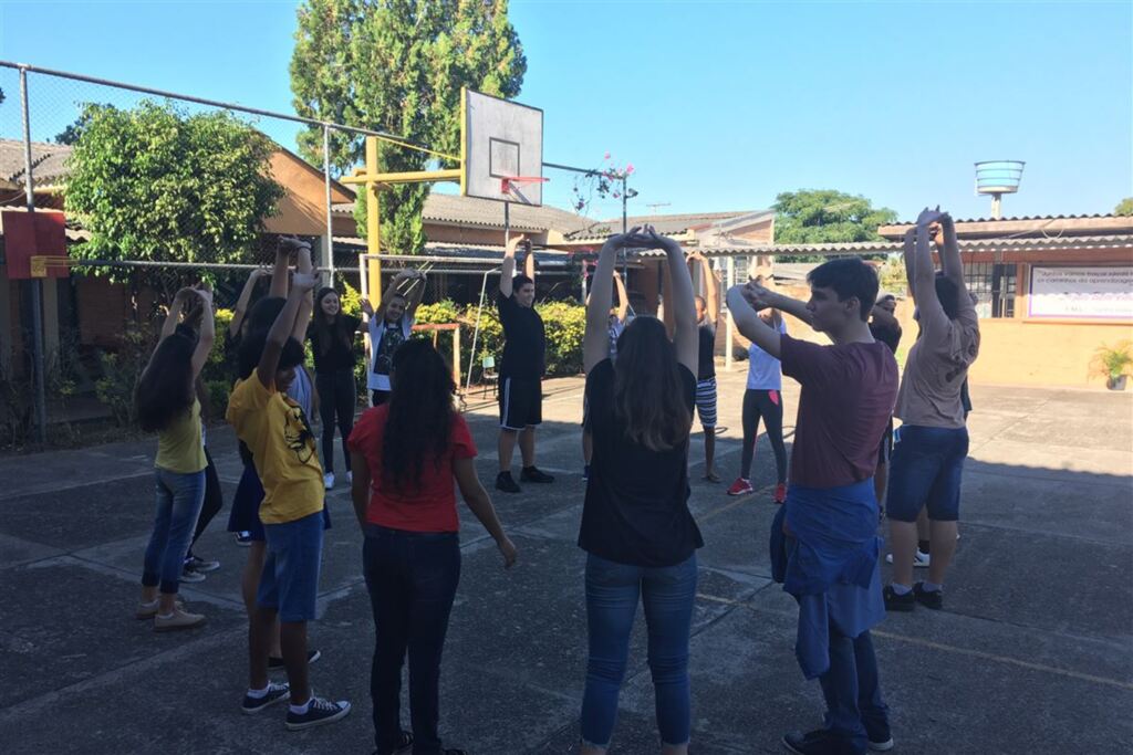 Foto: Thays Ceretta (Diário) - Alunos do 9º ano da Escola Municipal Santa Helena começaram com aula de educação física