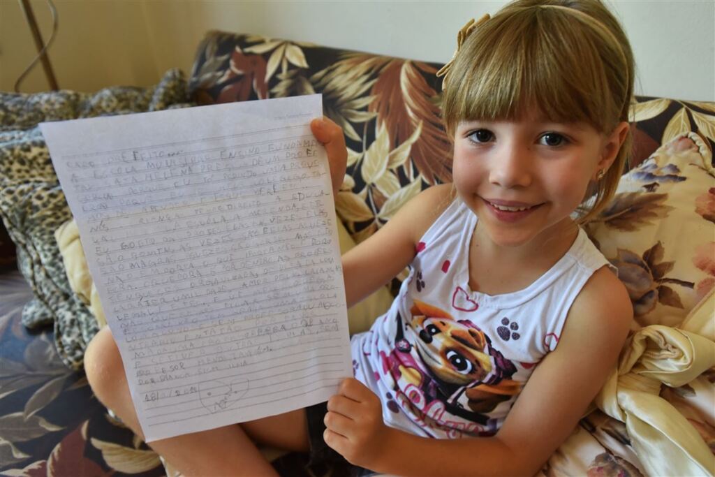 VÍDEO: aluna de 6 anos escreve carta ao prefeito pedindo professor na sua escola