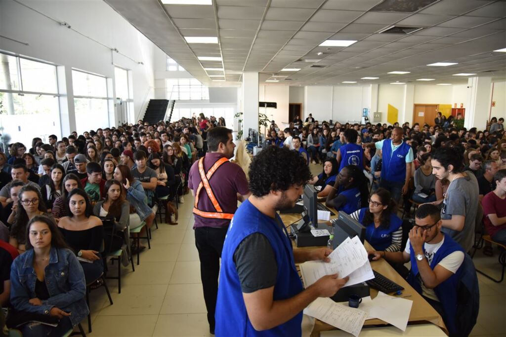título imagem FOTOS: alunos lotam o Centro de Convenções da UFSM na busca por uma vaga