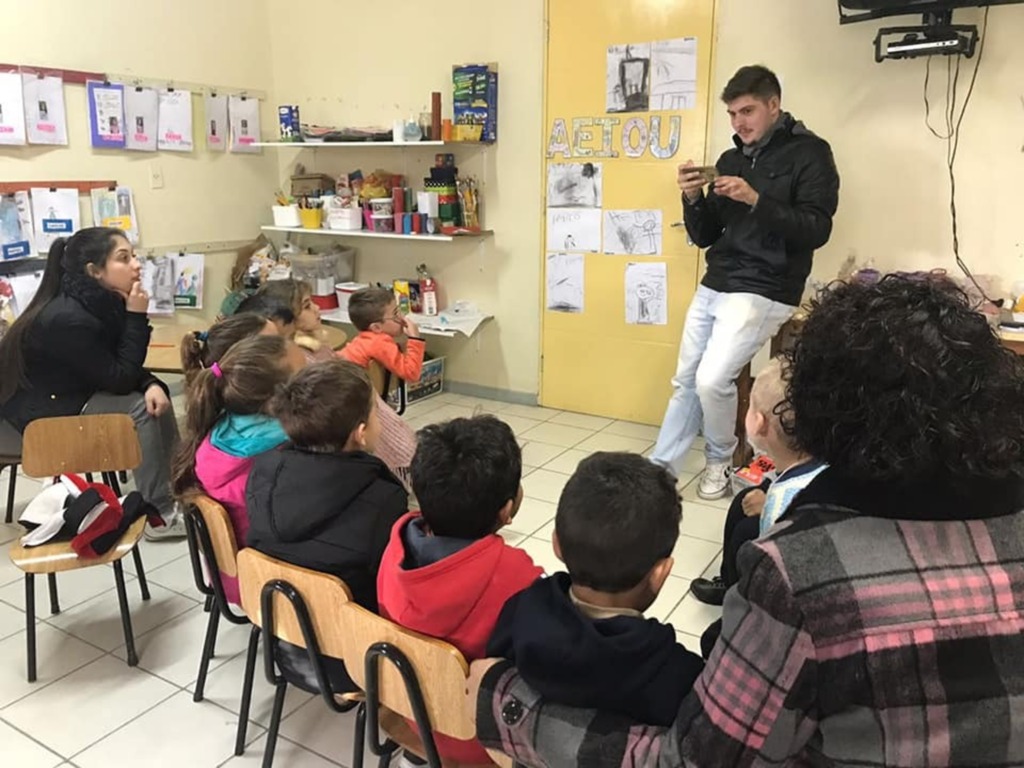 Estudante da UFSM dá aula de ciência para crianças da Escola Sinos de Belém