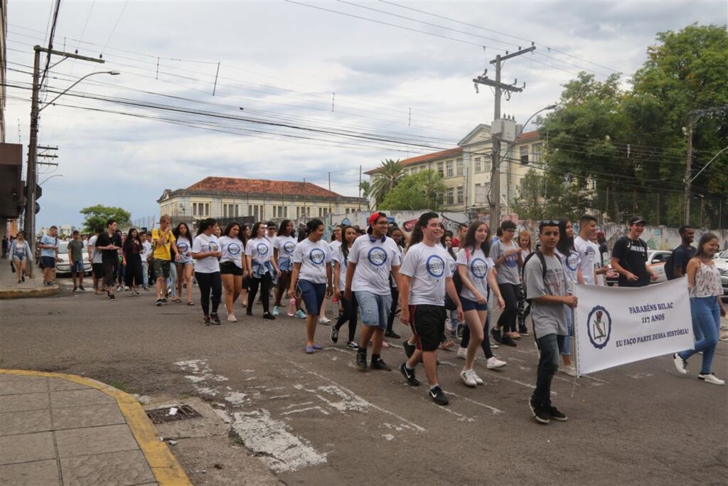 Caminhada de alunos e professores do Instituto Olavo Bilac pede socorro à sociedade