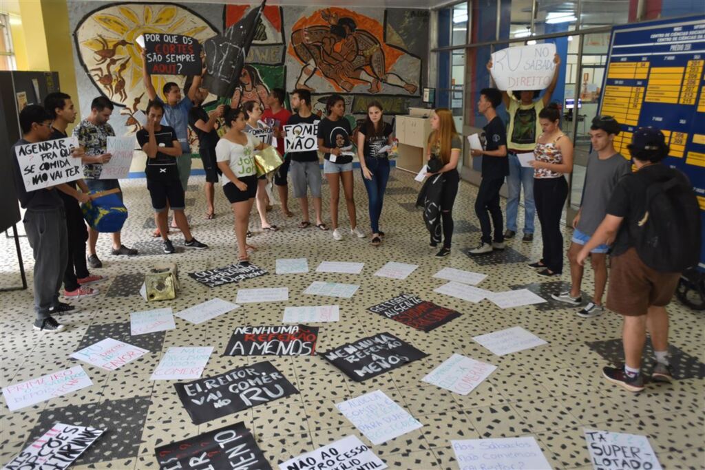 Estudantes da UFSM protestam contra mudanças no Restaurante Universitário do Centro