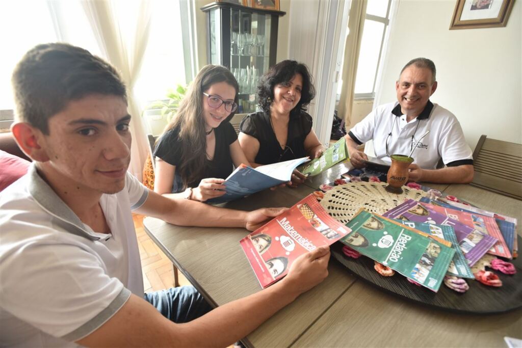 Foto: Gabriel Haesbaert (Diário) - Matheus (a partir da esq.), Jéssica, Leci e Angel estudam em casa e pela internet