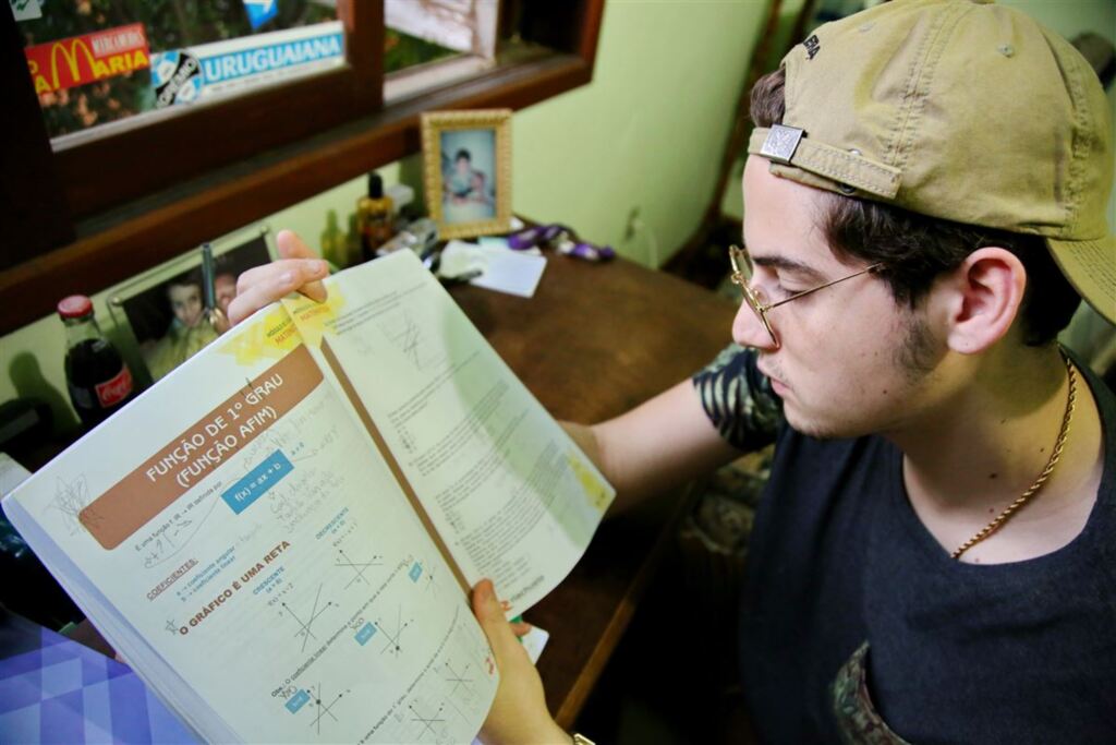 Foto: Renan Mattos (Diário) - O estudante Mateus busca uma vaga em Administração e alia estudos com lazer e sono