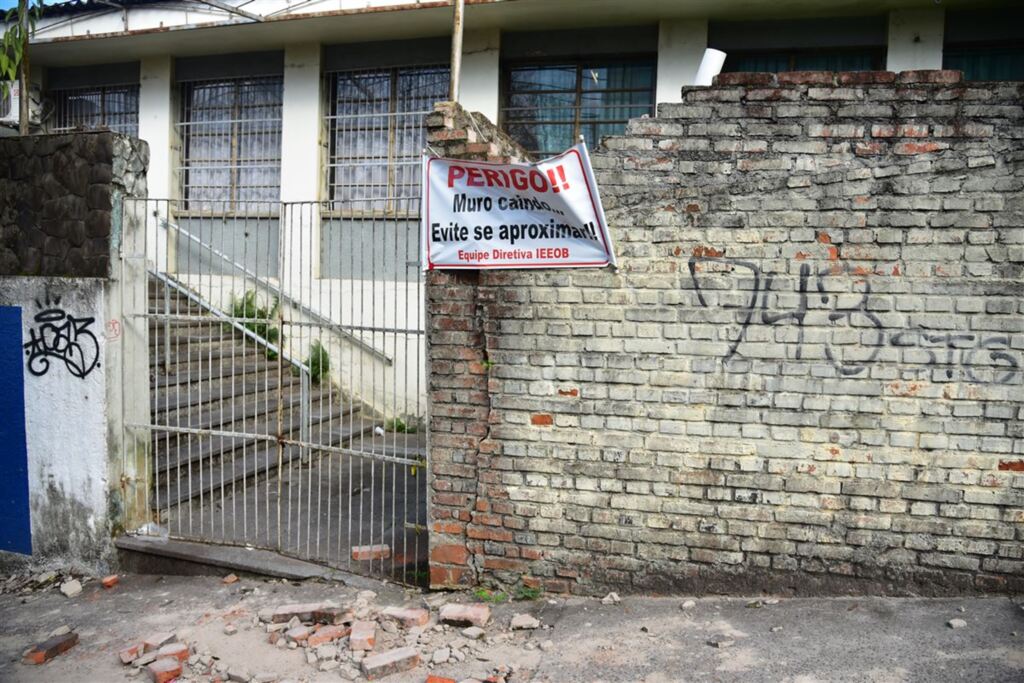 Obra de reconstrução do perigoso muro no Instituto Olavo Bilac emperra na burocracia