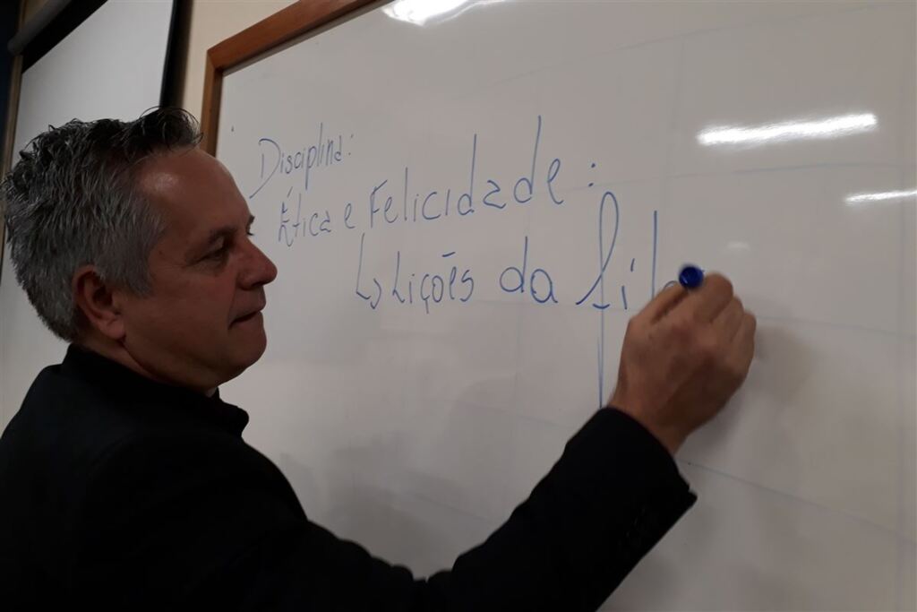 Foto: Gilson Alves (Diário) - O professor Dejalma Cremonese propõe aliar a busca da felicidade com questões filosóficas