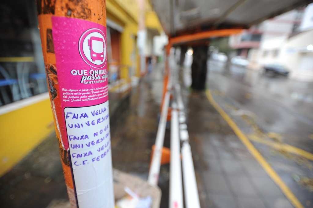 Foto: Renan Mattos (Diário) - Proposta de estudantes da UFN é auxiliar os usuários do transporte coletivo com cartazes
