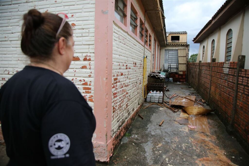 Escola atingida por temporal de outubro aguarda obra em caixa d'água há 45 dias