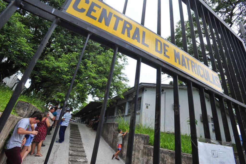 Central de Matrículas registra filas para transferências de alunos em Santa Maria