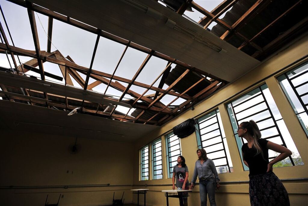 Fotos: Gabriel Haesbaert (Diário) - Estrutura da Escola Coronel Pilar ficou bastante danificada com a tempestade de outubro