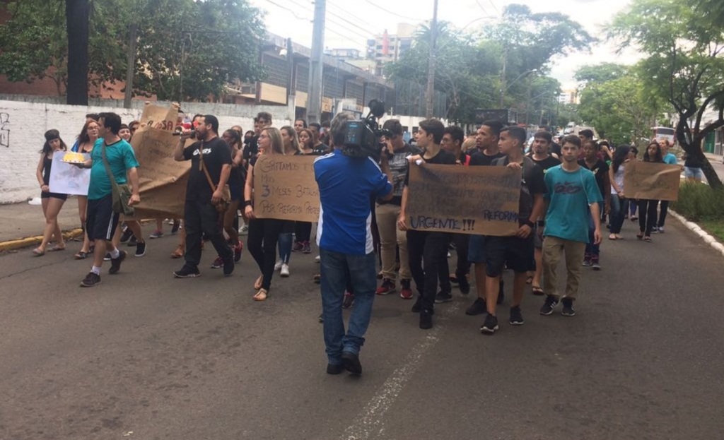 Alunos e professores protestam pela demora na reforma da Escola Coronel Pilar