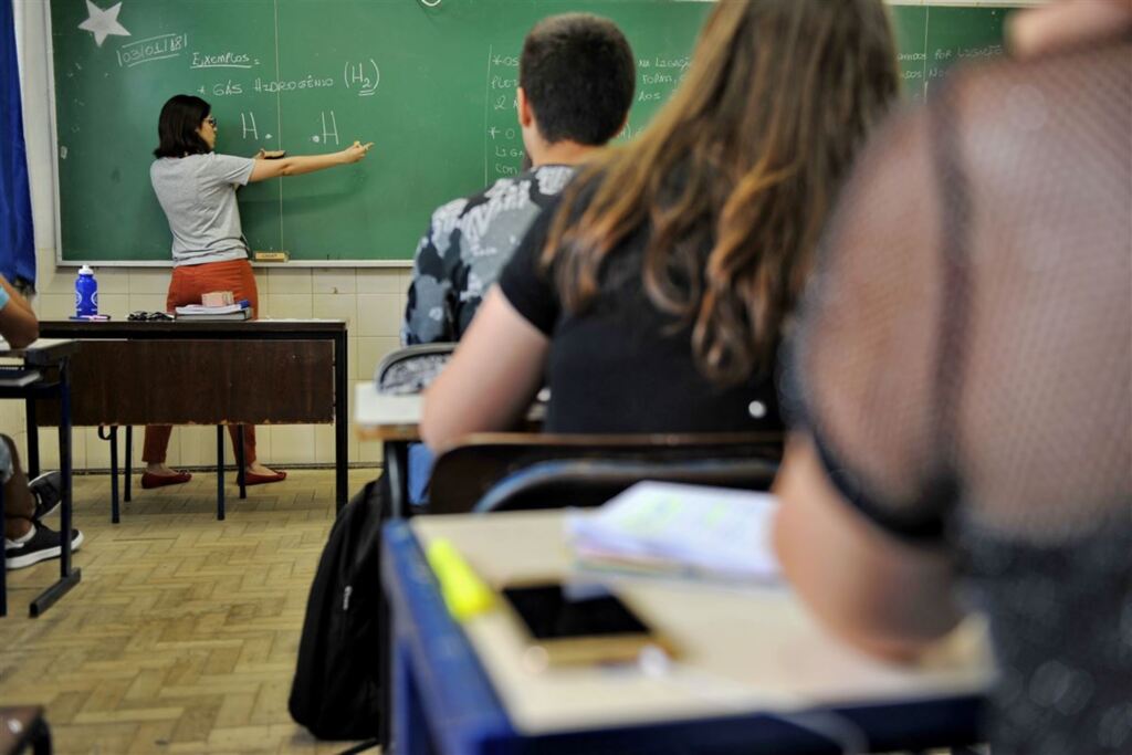 Em aula quando deveriam estar em férias, alunos reclamam do calorão