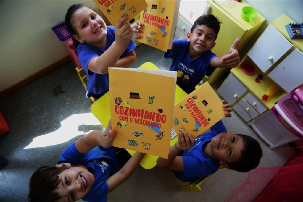 Foto: Lucas Amorelli (Diário) - (Em sentido horário) Gabriela, 5 anos, Pietro, Antony e Arthur Henrique, todos de 6 anos, mostram o livro que fizeram com os coleguinhas de turma