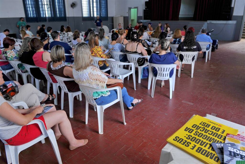 Foto: Charles Guerra (Diário) - Em assembleia regional educadores aprovaram pela suspensão da greve