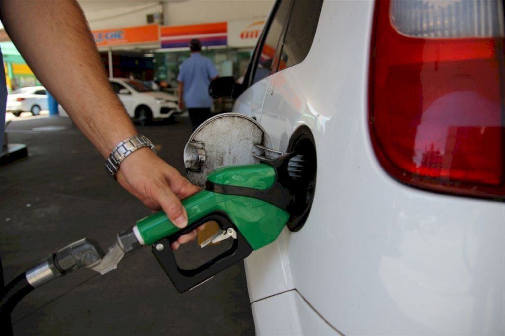 Litro da gasolina baixa mais de 30 centavos em Santa Maria