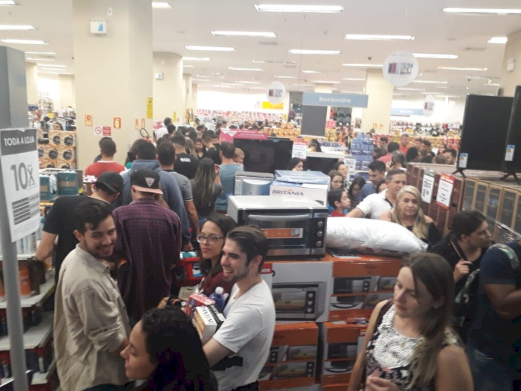 VÍDEOS + FOTOS: Black Friday movimenta madrugada em shoppings e hipermercados