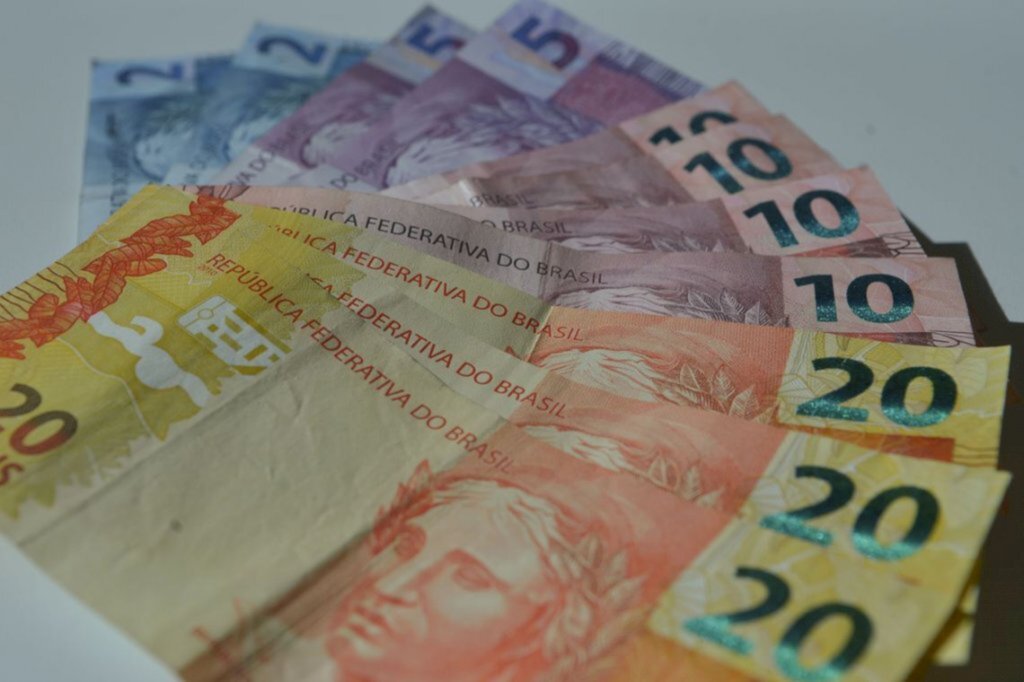 Governo reduz estimativa do salário mínimo de 2020 em R$ 8