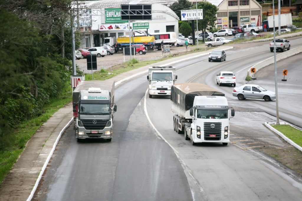 STF suspende julgamento do frete e irrita caminhoneiros, que estariam discutindo greve