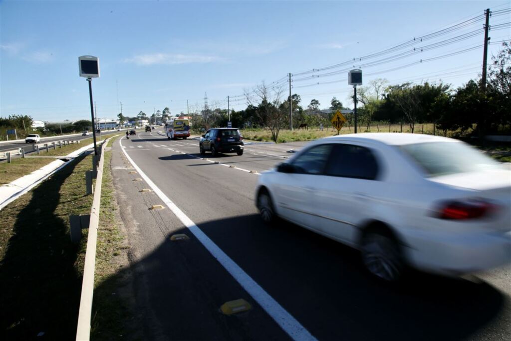 Contador de tráfego é confundido com pardal em rodovias da região