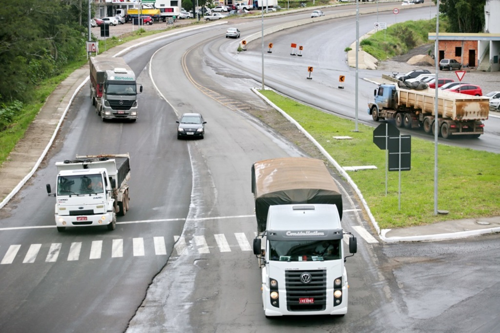 Bolsonaro afirma que Caixa Econômica Federal renegociará dívidas de caminhoneiros