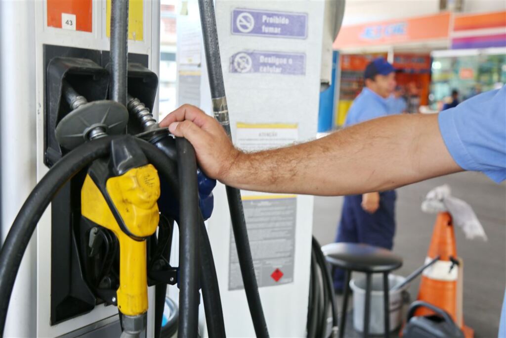PESQUISA: em um mês, preço da gasolina cai R$ 0,08 em média na cidade