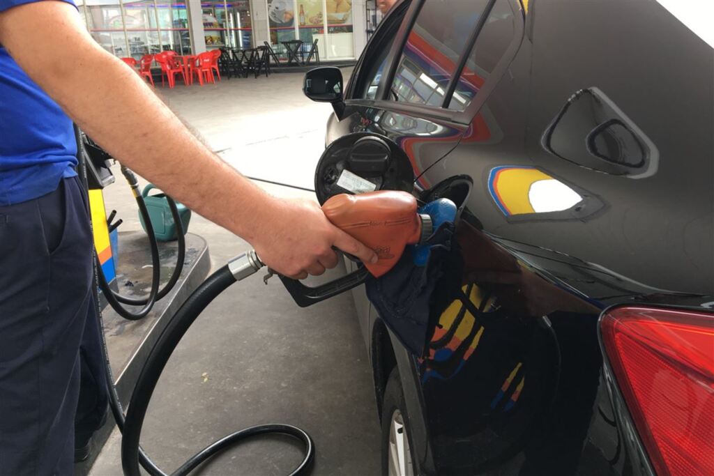 Preço do litro da gasolina vai aumentar 4 centavos nesta sexta nas refinarias