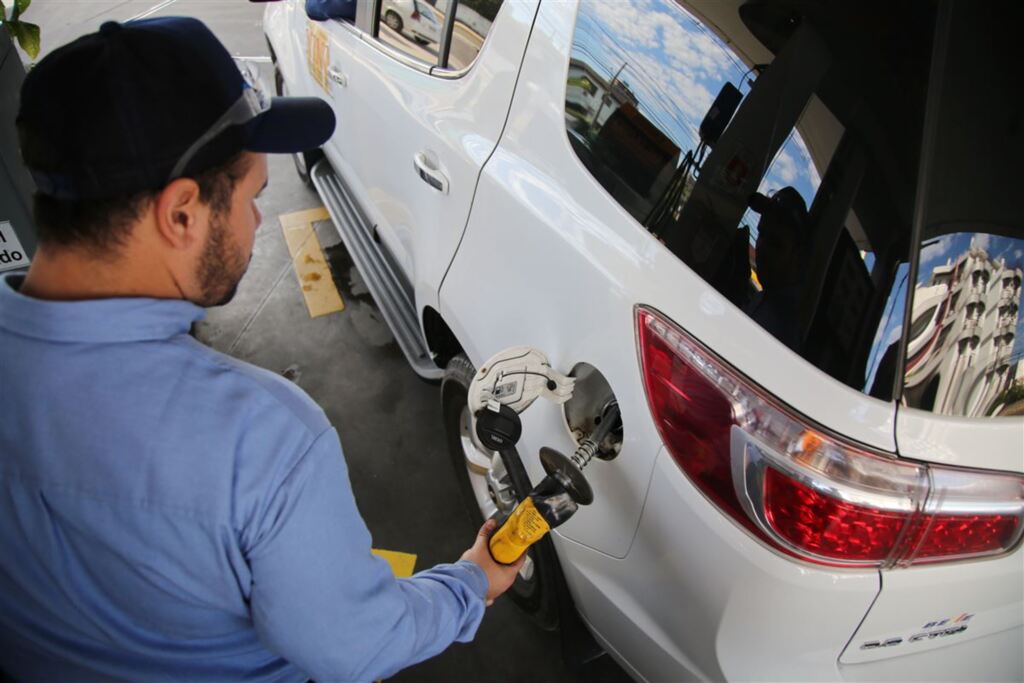 ICMS sobre gasolina cairá mais 8 centavos em janeiro