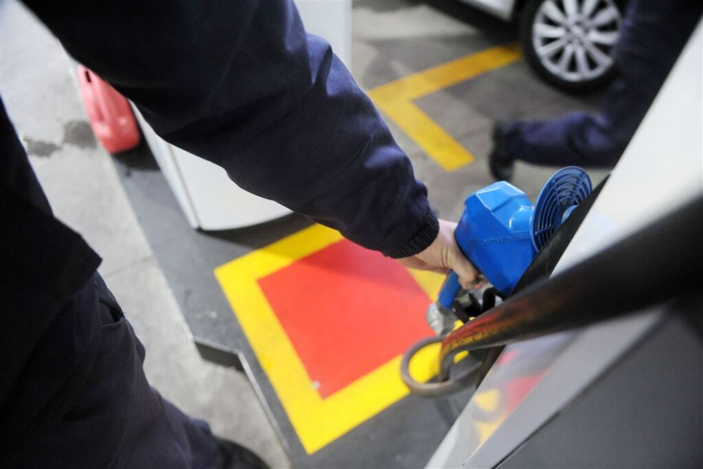 Gasolina está 64 centavos mais barata nas refinarias