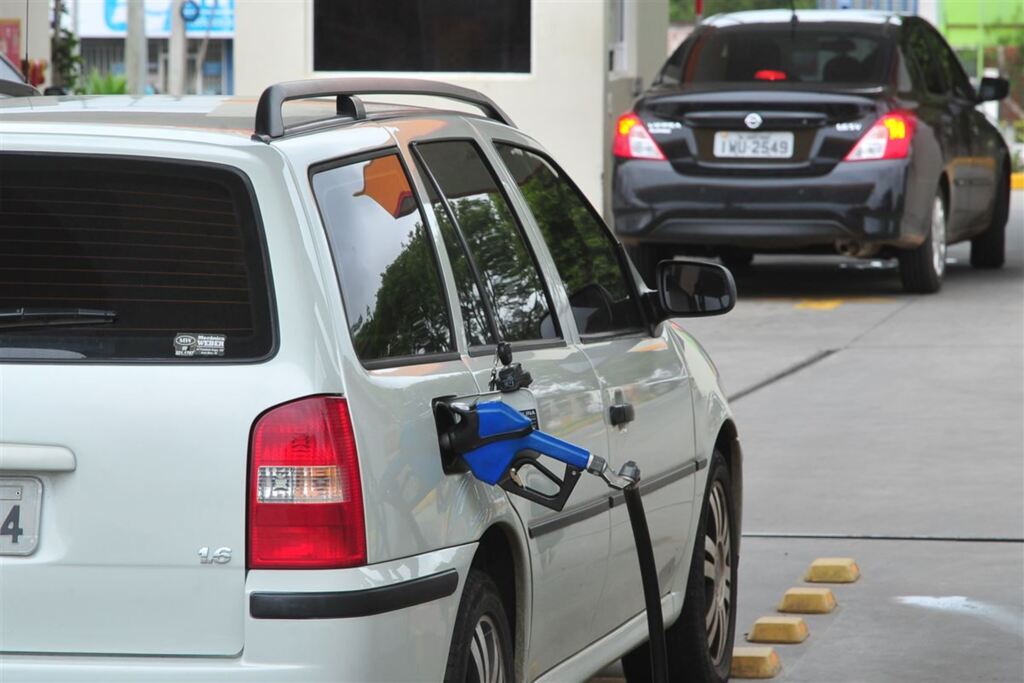 Postos esperam o fim dos estoques para decidir se irão reduzir o preço da gasolina