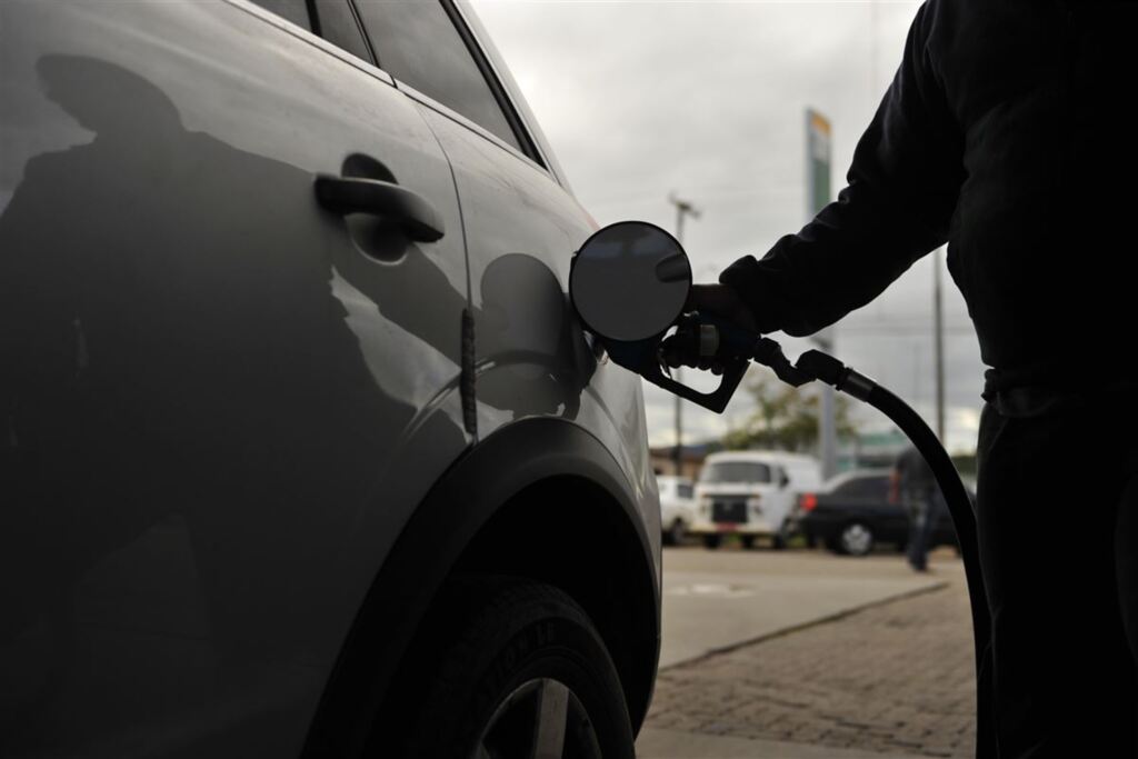Preço do litro da gasolina está R$ 0,12 menor nas refinarias