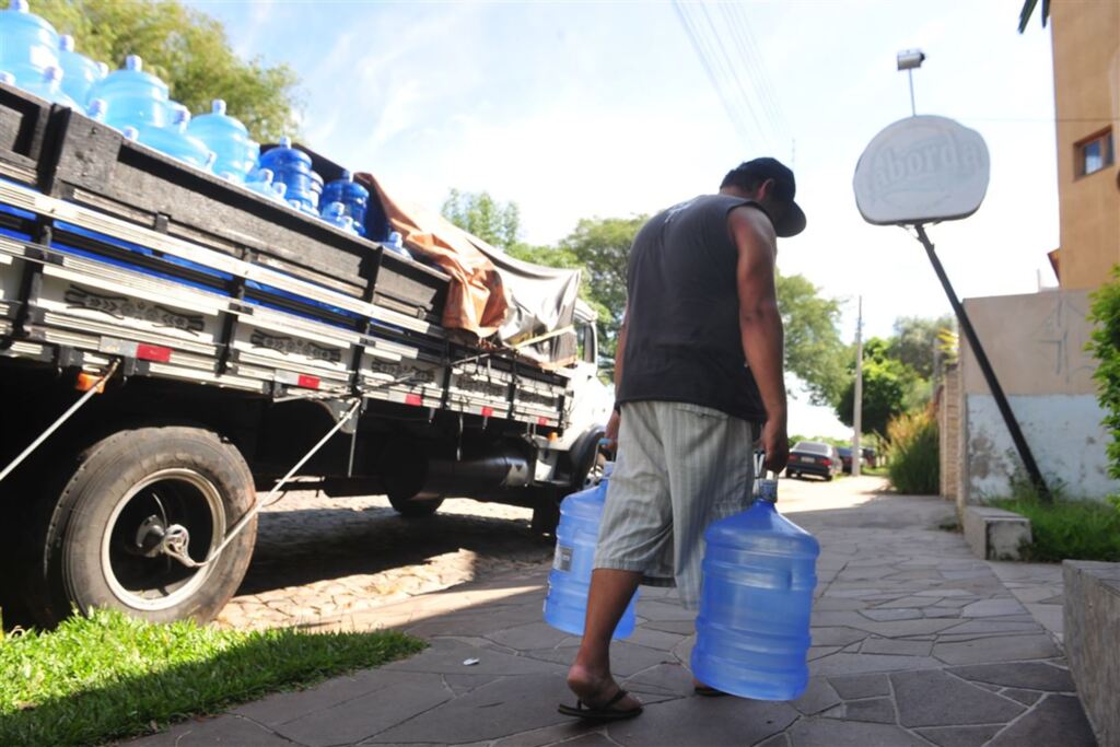 Venda de água mineral cresce até 30% em Santa Maria após surto de toxoplasmose