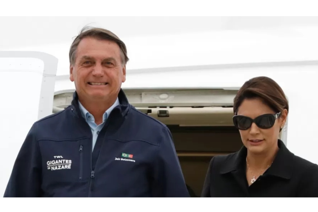 Bolsonaro viaja aos EUA com jaqueta do Gigantes de Nazaré, que divulga Laje da Jagua e a praia do Cardoso